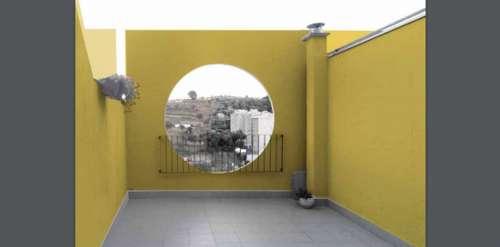 terrazzino dell'appartamento dipinto di giallo acceso