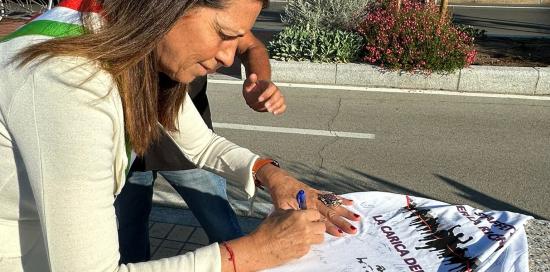 'La Carica dei 101 per la Ricerca-Lorenza Rosso autografa maglia manifestazione