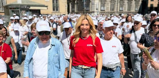 La sindaca Salis in mezzo ai partecipanti alla festa, tutti con maglietta e cappellino bianchi del progetto "Sport Senior" La sindaca Salis in mezzo ai partecipanti alla festa, tutti con maglietta e cappellino bianchi del progetto "Sport Senior"