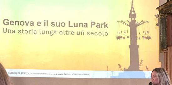 Un momento dell'intervento dell'assessore Bordilli, sullo sfondo la slide "Genova e il suo luna park"