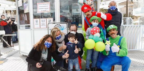 Marco con Ilaria Cavo, Massimo Nicolò e i volontari