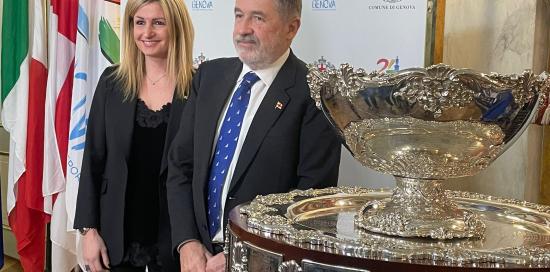 assessore Bianchi e il sindaco Bucci davanti alla coppa Davis