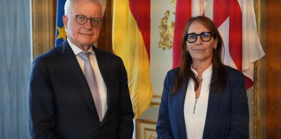L'ambasciatore Hans-Dieter Lucas insieme all'assessora Tiziana Beghin (mezzo busto)
