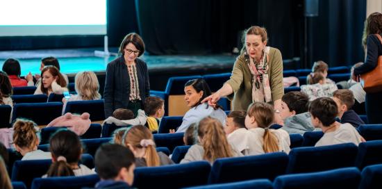 Bambine e bambini nella sala del Teatro Stradanuova: con loro la maestra e Monica Vercesi di Siamo nati per camminare Bambine e bambini nella sala del Teatro Stradanuova: con loro la maestra e Monica Vercesi di Siamo nati per camminare