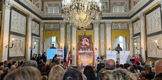pubblico di spalle in salone di rappresnetanza