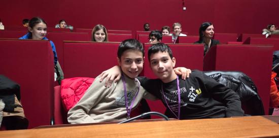 L'abbraccio tra due bimbi durante la "lezione" in Sala Rossa L'abbraccio tra due bimbi durante la "lezione" in Sala Rossa