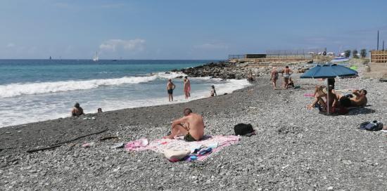 Bagnanti prendono il sole o fanno il bagno sulla spiaggia di Capo Marina (foto di repertorio)