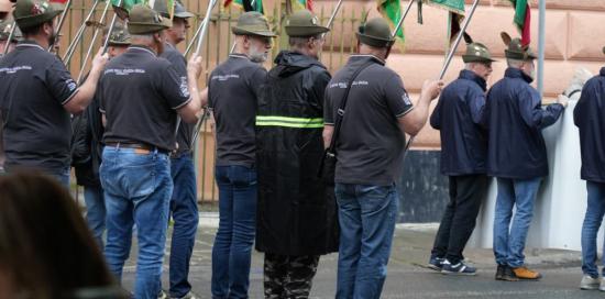 Alpini sfilano con le bandiere delle loro sezioni