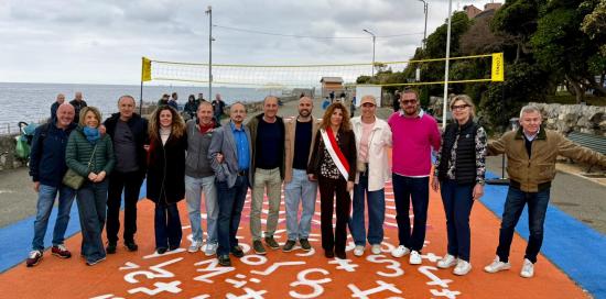 Foto di gruppo sul nuovo campetto da volley di Quinto, in piazzale Carristi d'Italia