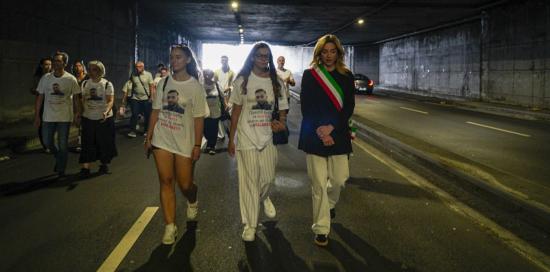 La sindaca Salis dentro il tunnel di Caricamento: insieme a lei la sorella di Giombattista e una amica di quest'ultima