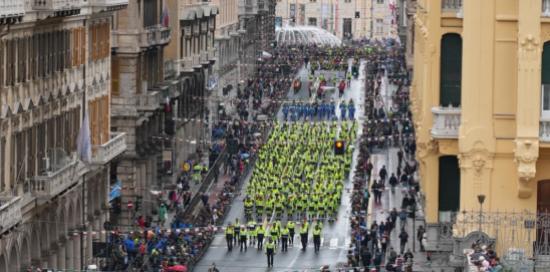 Un momento della sfilata in via XX Settembre. Sullo sfondo piazza De Ferrari