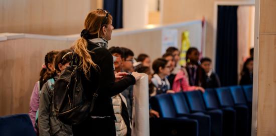 Una maestra "guida" gli allievi nella sala del Teatro Stradanuova prima della cerimonia Una maestra "guida" gli allievi nella sala del Teatro Stradanuova prima della cerimonia