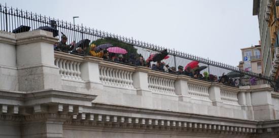 Genovesi sotto gli ombrelli per assistere alla sfilata dal Ponte Monumentale