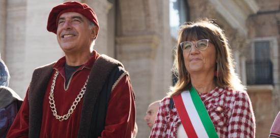 L'assessora Cristina Lodi con un figurante durante uno dei cortei diretti al Porto Antico