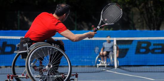 Un tennista in carrozzina fotografato di spalle