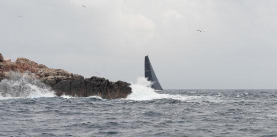 una barca a vela doppia un promontorio (ph vincenzo bianco)