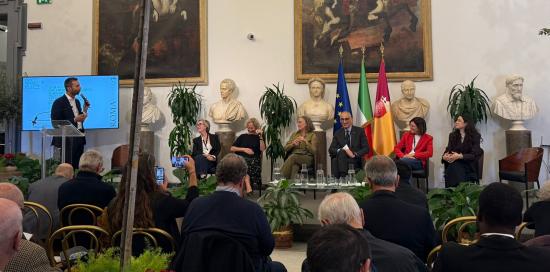 La tavola rotonda con gli amministratori locali: a destra la assessora Coppola La tavola rotonda con gli amministratori locali: a destra la assessora Coppola