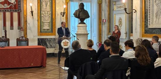 I saluti del vicesindaco Terrile nel Salone di Rappresentanza I saluti del vicesindaco Terrile nel Salone di Rappresentanza
