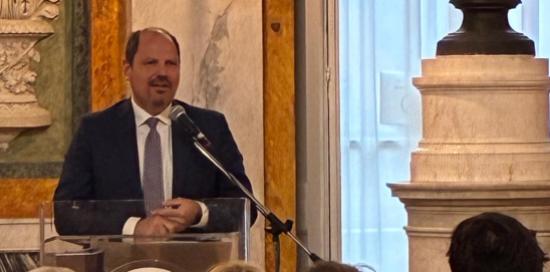 I saluti del vicesindaco Terrile nel Salone di Rappresentanza I saluti del vicesindaco Terrile nel Salone di Rappresentanza