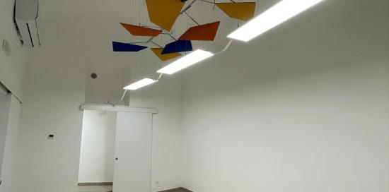 La nuova sala meeting dell'immobile di via San Bernardo con la pannellatura colorata sospesa a soffitto
