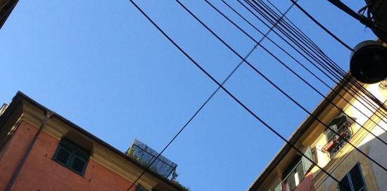 cielo blu tra edifici