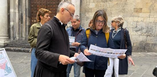 L'assessora Lodi durante la presentazione dell'iniziativa, davanti alla Chiesa di San Donato