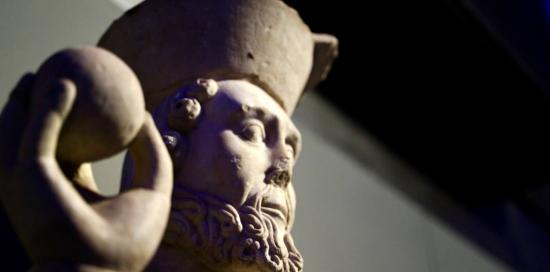 particolare della statua 