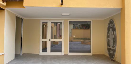 L'ingresso dei locali interni di vico Vegetti: sulla destra, incastonato alla parete, la porzione di vecchio "seminato"