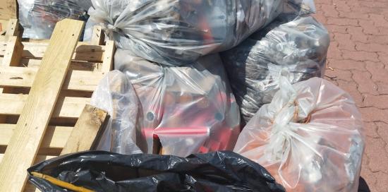 Alcuni sacchi ricolmi di piccole spazzature - soprattutto plastiche - tolti dal mare dalla Guardia Costiera Ausiliaria