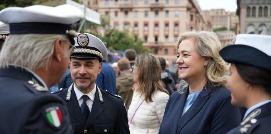 L'assessora alla Sicurezza urbana Arianna Viscogliosi insieme ad agenti della Polizia Locale