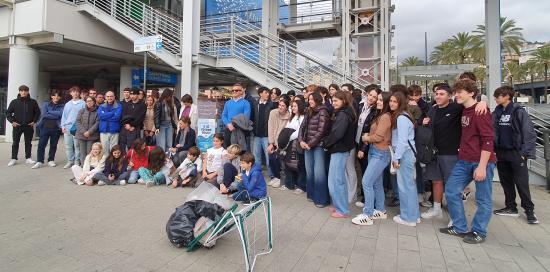 Foto di gruppo in occasione dell'inaugurazione del totem informativo sui danni ambientali dei mozziconi di sigaretta