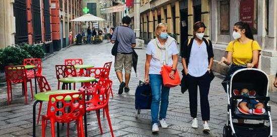 signore con mascherina in via Garibaldi