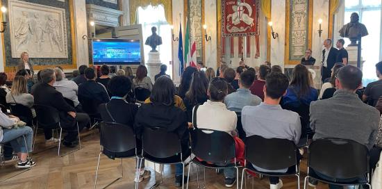 salone con  platea di spalle