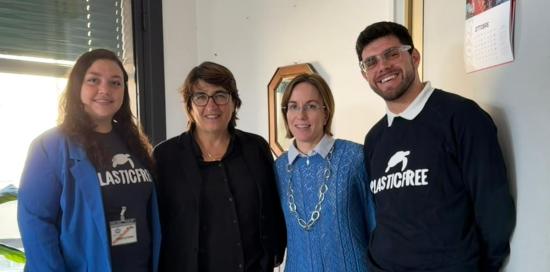 Foto scattata a Palazzo Tursi a margine della firma del protocollo: presenti i referenti di Plastic Free e l'assessora Pericu