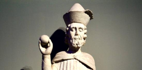 statua con didascalia personaggio eminente