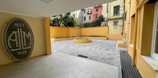 Il cortile di vico Vegetti fotografato dai locali interni: sulla sinistra, in bella vista, la porzione di vecchio "seminato"