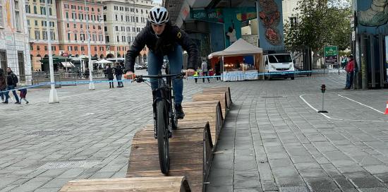 bambino in bici su simulatore di dossi al Porto Antico