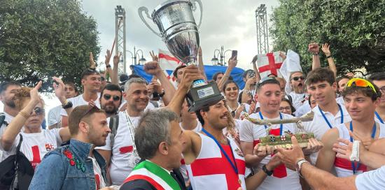 Grande festa per l'equipaggio maschile genovese che solleva il trofeo della vittoria