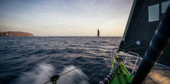 Il momento di una tappa della regata: foto scattata da una barca che inquadra, più avanti, un'altra barbca