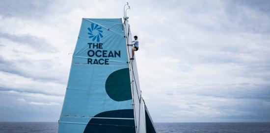 Un dettaglio della parte superiore della vela di una delle imbarcazioni in gara, con il logo della manifestazione