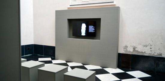uno schermo nello spazio espositivo