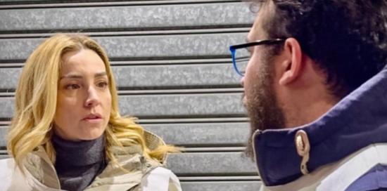 La sindaca Salis a colloquio con un partecipante alla Rilevazione