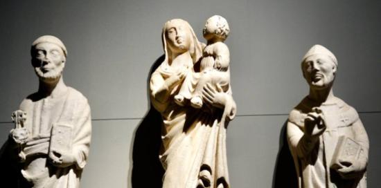 tre statue in marmo bianco: san pietro, madonna con bamino e sant'agostino
