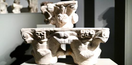 tre capitelli marmorei
