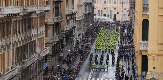 Un momento della sfilata in via XX Settembre. Sullo sfondo piazza De Ferrari e il Tricolore issato sulla Torre Grimaldina