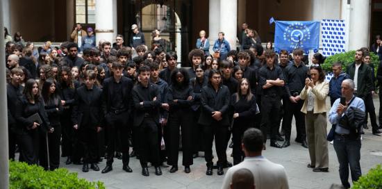Ragazze e ragazzi nel cortile di Palazzo Tursi