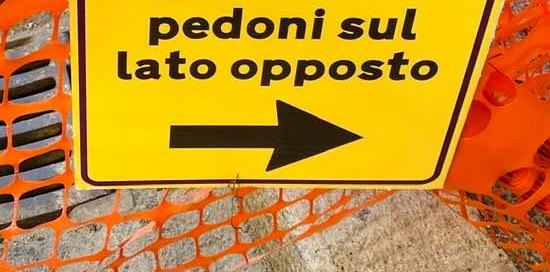 cartello stradale "pedoni con lato opposto"