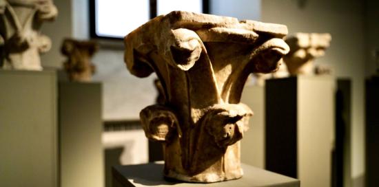capitello corinzio esposto in museo