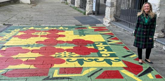 bordilli accanto a opera di street art