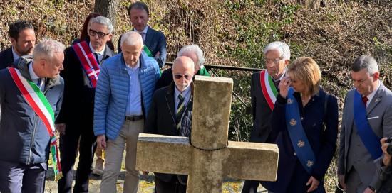 Le Autorità davanti alla croce della Benedicta
